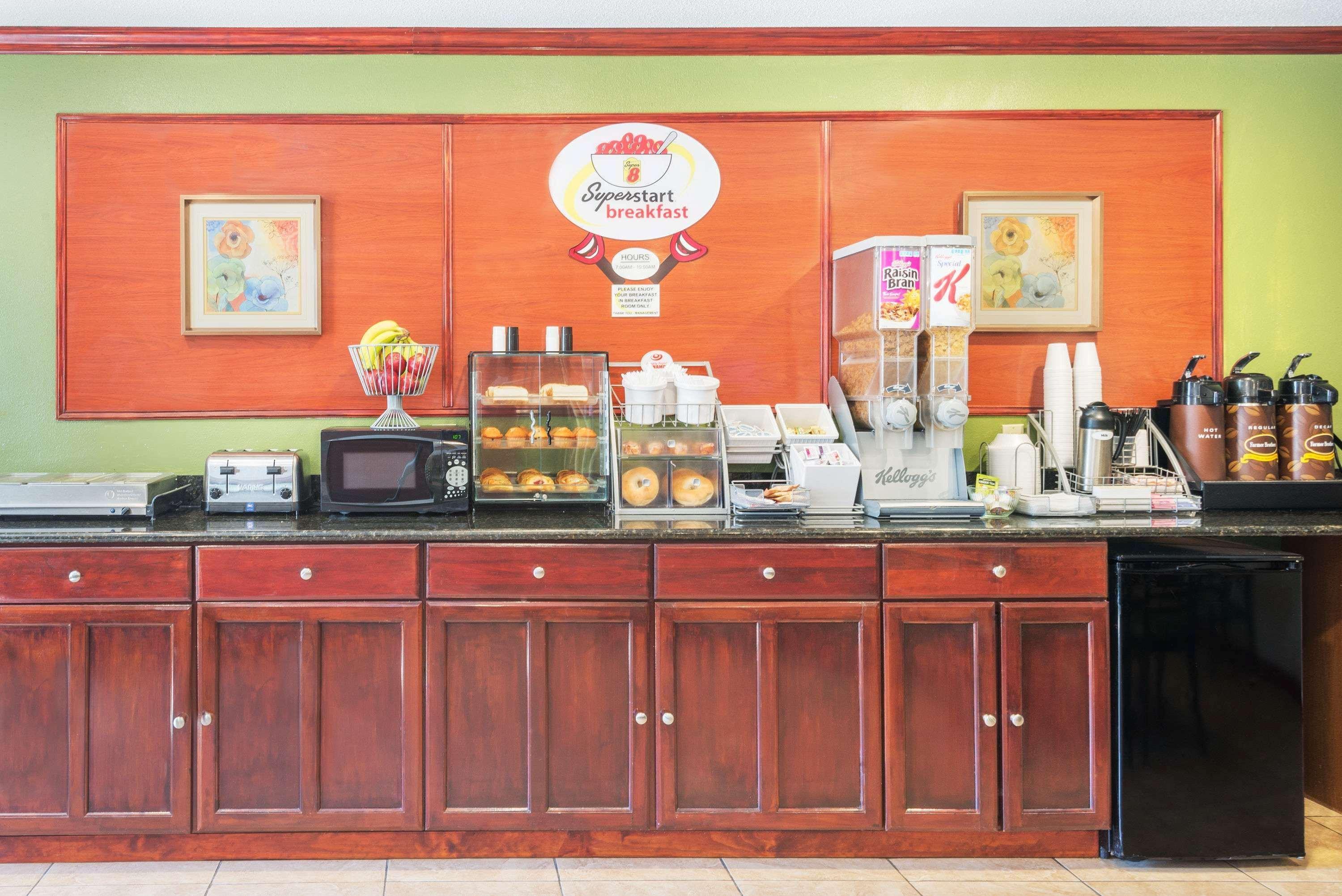 ซูเปอร์ 8 บาย วินด์แฮม ทิลตัน/เลก วินนิเปซอกี Hotel ภายนอก รูปภาพ