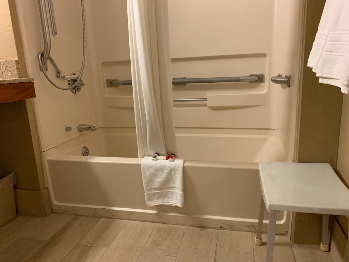 ซูเปอร์ 8 บาย วินด์แฮม ทิลตัน/เลก วินนิเปซอกี Hotel ภายนอก รูปภาพ